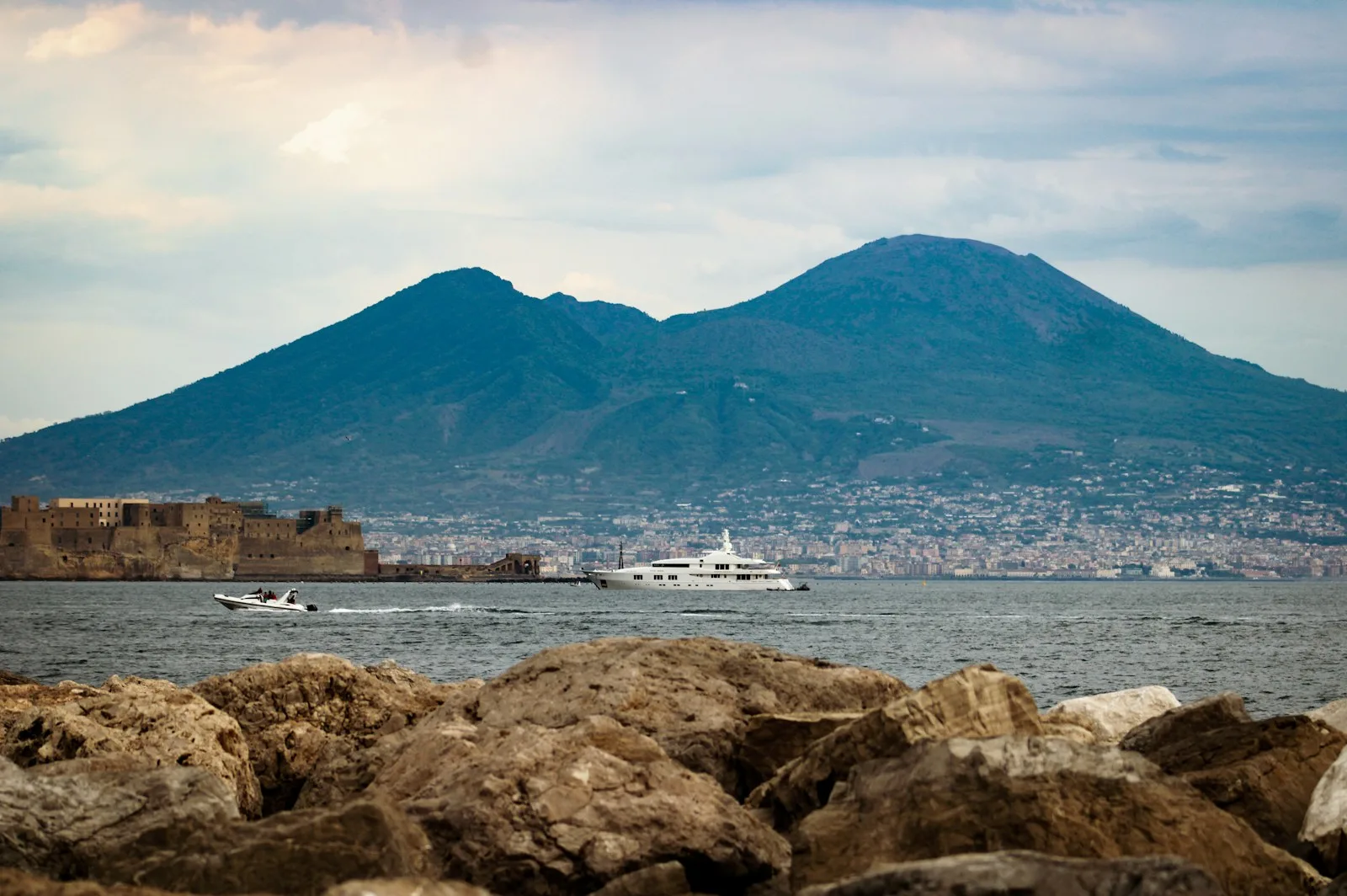 Naples view for the guide Napoli tra caffè, pizza e mercati